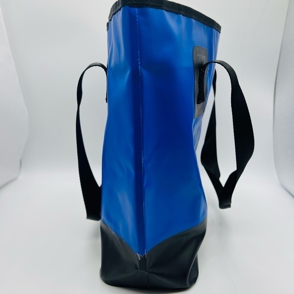 VITAMIN SEA BLUE AND BLACK WATERPROOF AND SAND PROOF ZIPPERED TOTE - Picture 15 of 16